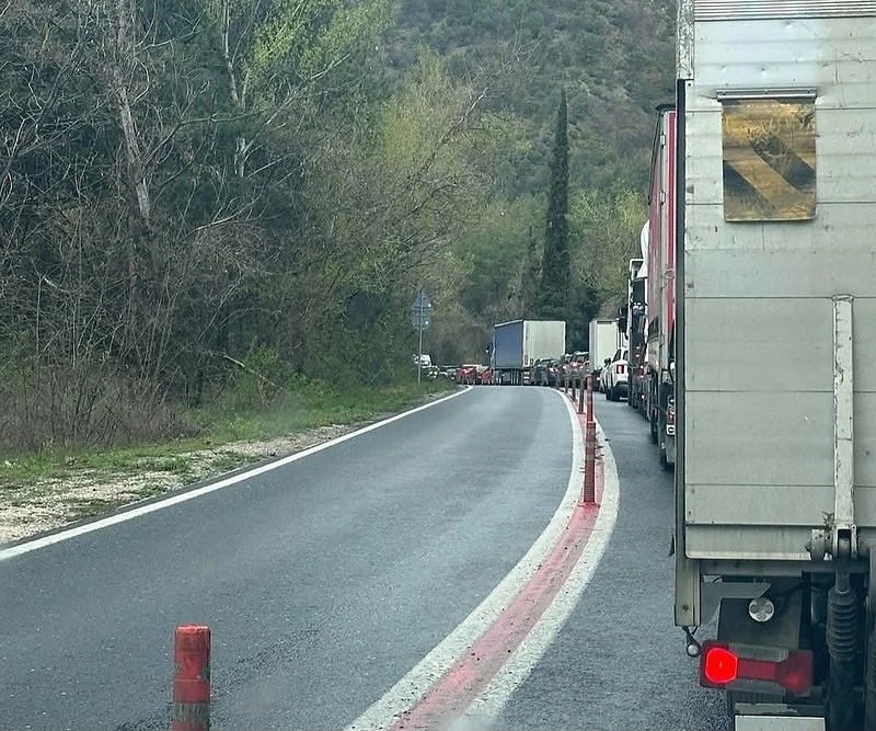 Десет км задръстване в Кресненското дефиле - кой спира АМ \