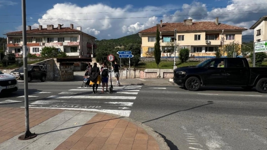 Махат пешеходната пътека на Е-79 в Кресна