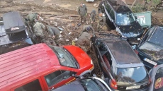 Военни със специализирана техника помагат за разчистването на Елените след наводненията