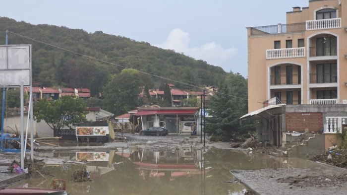 Къде бяха Сандов и Белев, когато се строеше върху реката в Елените?