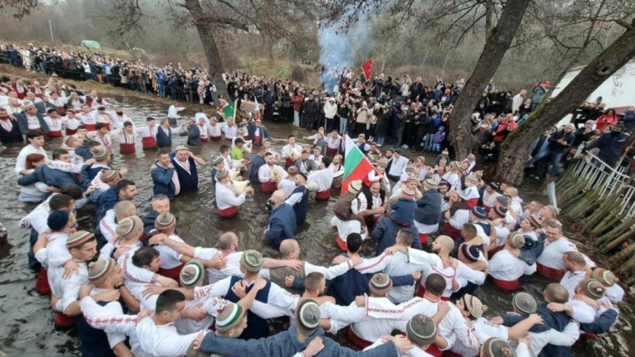 Стотици мъже влязоха в ледената Тунджа за Богоявление в Калофер