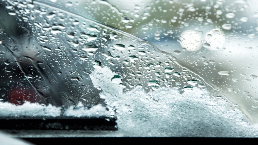 Дъжд, силен вятър и рязко застудяване около Йордановден