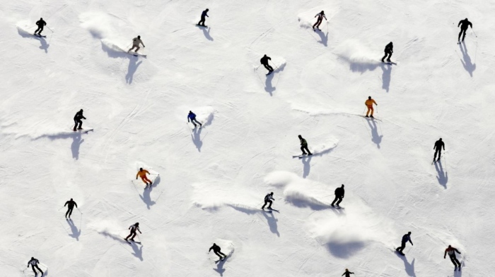 Скиори оформиха сърце в памет на жертвите от пожара в Кран-Монтана