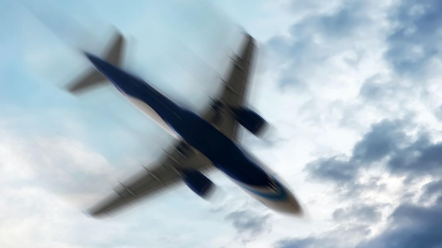 Буря над Истанбул спря кацане на самолет и блокира морския транспорт