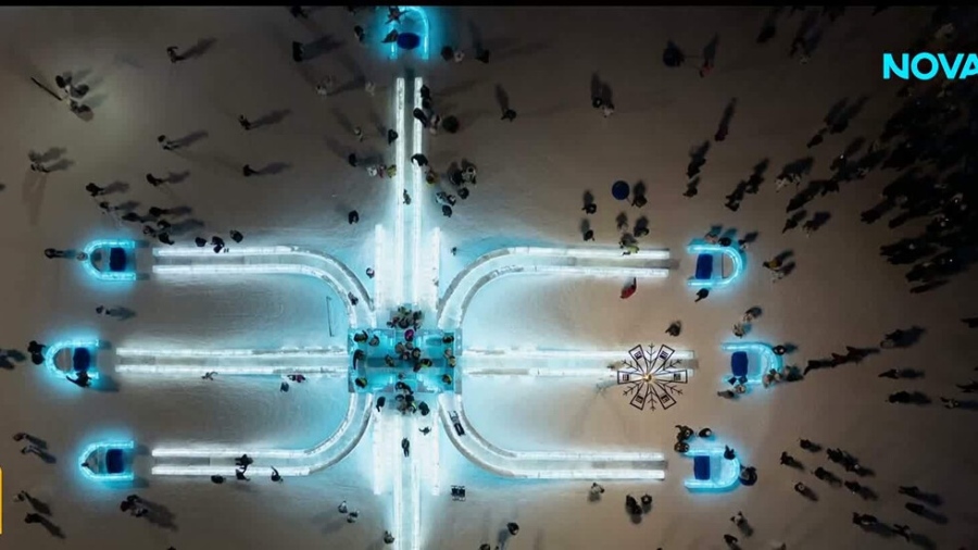 Ледени скулптури грейнаха отвътре на зимния фестивал в китайския Харбин тази зима