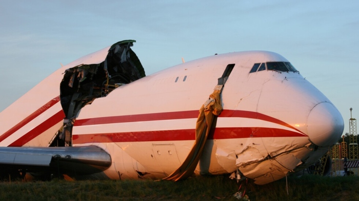 Спасители в Индонезия намериха отломки от изчезнал самолет