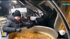 Студ и липса на ток в Киев карат хората да търсят топла храна