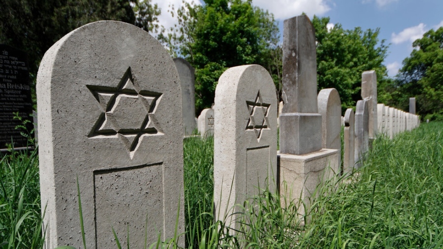 Вандали поругаха еврейски гробове в гробище в Барселона през уикенда, полицията разследва