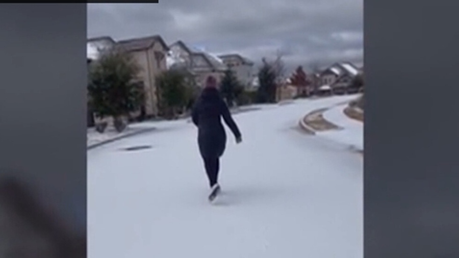 Семейство излезе с кънки по заледените улици на тексаски град след студена нощ