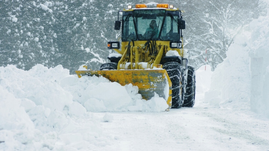 Над 500 снегорина чистят пътищата, ограничения за камиони в планините при снеговалеж