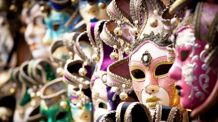 Венеция отново празнува карнавала с маски и ритуали след векове забрани история