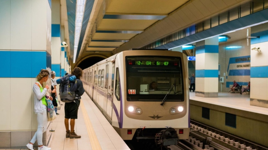 Младеж наръга и преби две деца в софийското метро