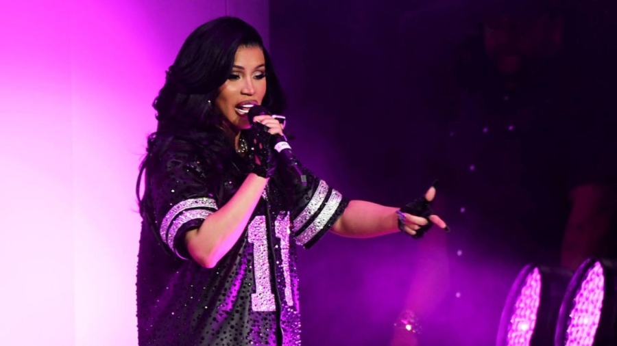 Карди Би падна от стол по време на концерт в Лас Вегас