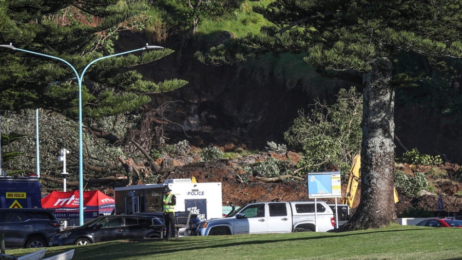 Буря парализира транспорта и остави 30 000 без ток в Нова Зеландия