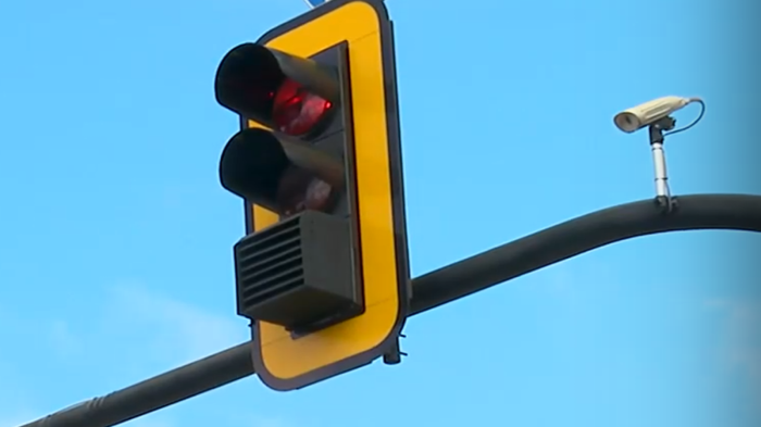 Столичната община сложи щори на светофар при Орлов мост