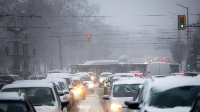 Сняг затвори пътища към Витоша и промени транспорт в София