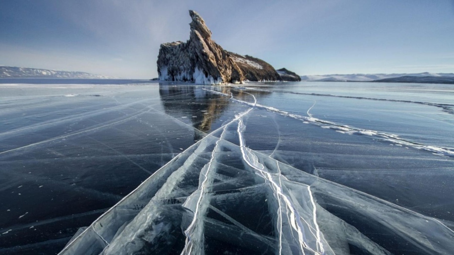 Водолази извадиха осем тела от езерото Байкал след пропадане