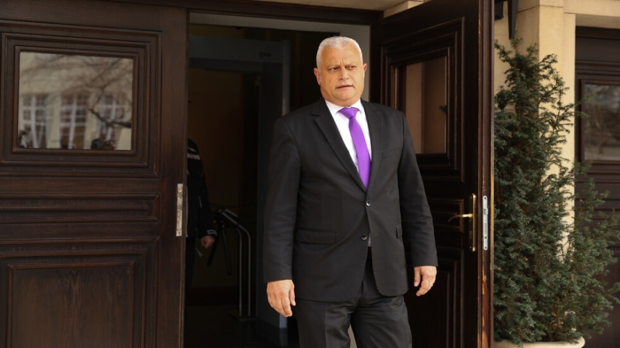 Дечев: Няма да се меся в разследванията Петрохан и Околчица