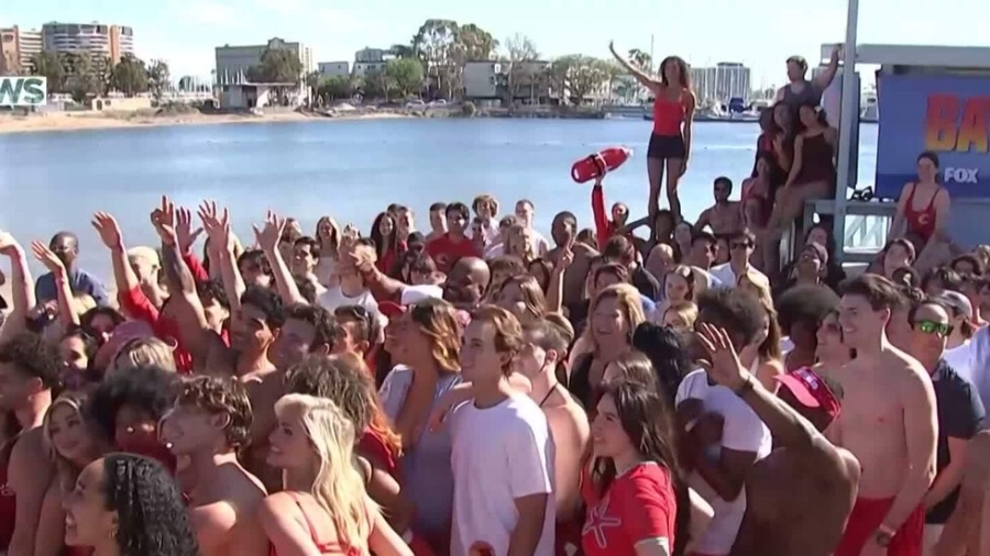 Спасители на плажа се завръща, 2000 души на кастинг