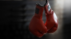 Боксьор припадна между рундовете на галавечер в Детройт