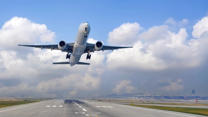 Първият самолет с евакуирани българи кацна във Варна