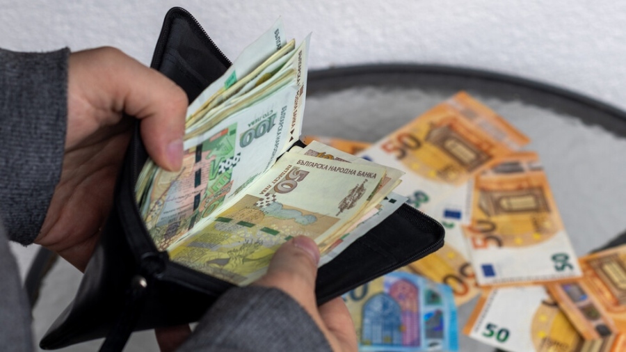 В икономиката остават 3,7 млрд. лева необменени