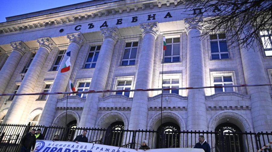 Протест в София поиска оставката на Борислав Сарафов