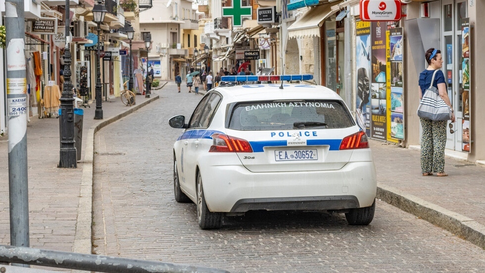 Двама българи сред задържаните за изнасилване на остров Крит