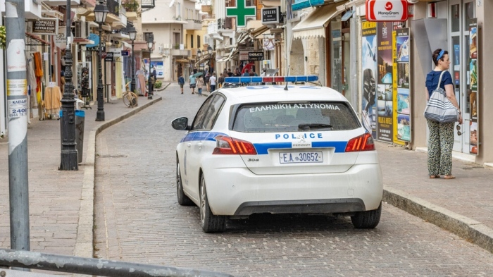 Двама българи сред задържаните за изнасилване на остров Крит