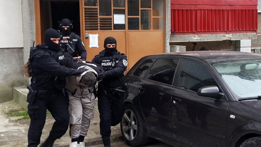 Полицията задържа десетки при акция срещу купения вот