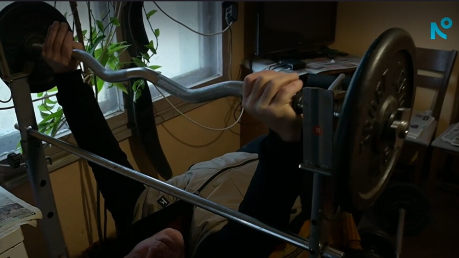 76-годишен мъж от Дрен тренира със самоделни уреди