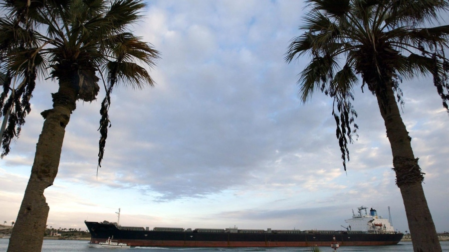 Руски танкер с петрол пристигна край Куба