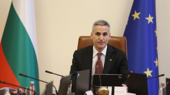 Гюров: Кабинетът продължава работа въпреки атаките