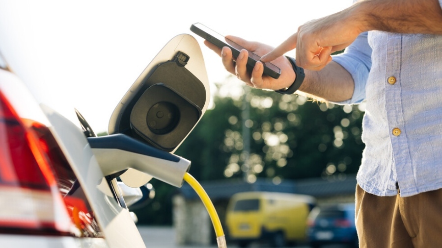 Скъпите горива тласкат българите към електромобили и алтернативи за придвижване в големите градове