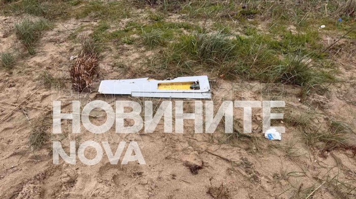 Морето изхвърли крило от военен дрон на плажа в Крайморие