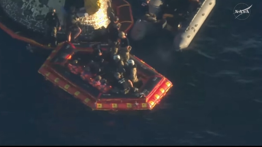 Астронавтите от Артемис II се завърнаха успешно от Луната