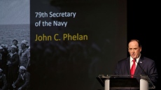 Министърът на военноморските сили на САЩ подаде оставка