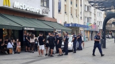 Полиция проверява младежи на площад „Славейков“