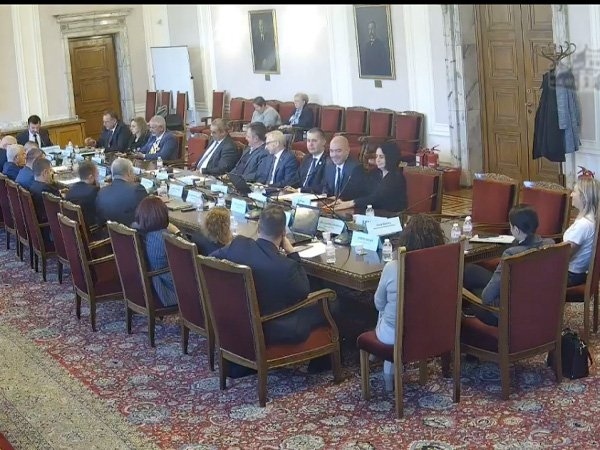Комисията подкрепи дефибрилатори в полицейските коли