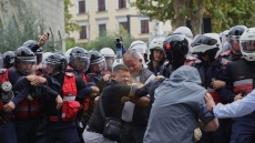Полицията в Тирана разпръсна студентски протест със сълзотворен газ